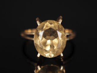 Vente aux enchères Bague en or jaune, sertie en son centre d'un quartz jaune.  Jolie mont