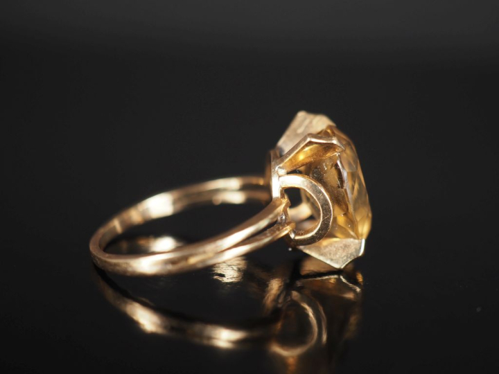 Bague en or jaune, sertie en son centre d'un quartz jaune.  Jolie mont