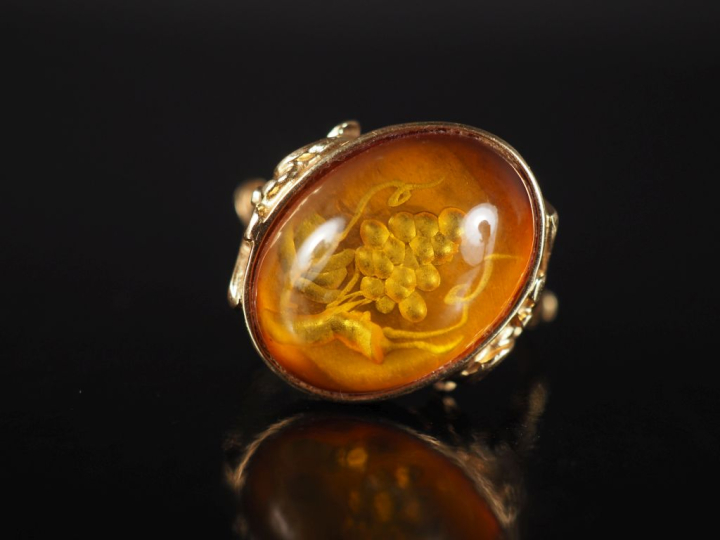 Ravissante bague de style 1900 en or jaune 750, ornée en son centre d'