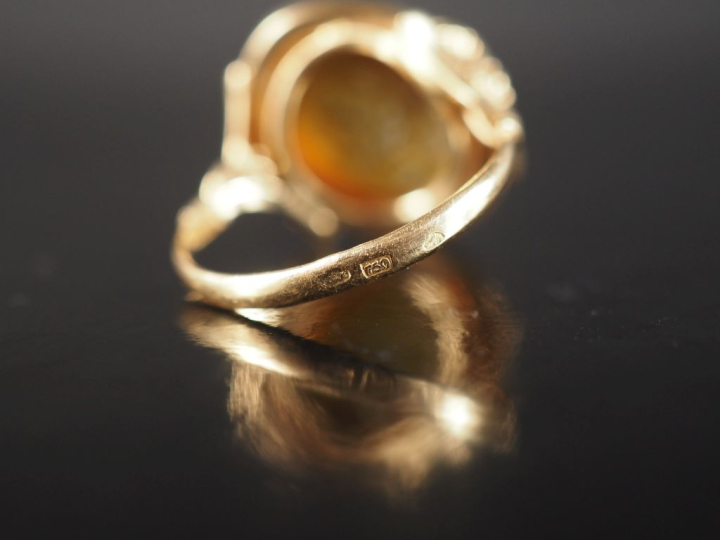Ravissante bague de style 1900 en or jaune 750, ornée en son centre d'