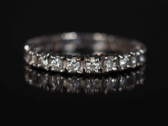 Vente aux enchères Alliance américaine en or blanc 750, sertie de petits diamants.  TDD. 