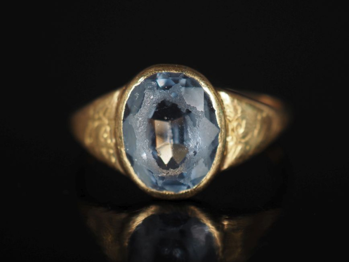 Bague en or jaune 750, ornée en son centre d'une pierre bleu ciel en s