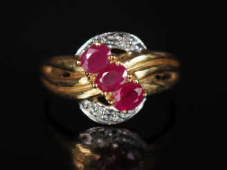 Vente aux enchères Bague de forme stylisée et ajourée en or jaune 750, sertie de trois pe