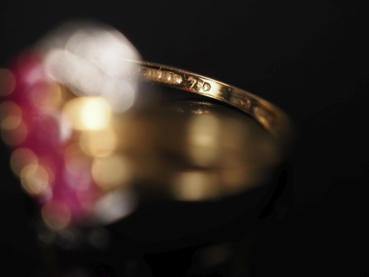 Bague de forme stylisée et ajourée en or jaune 750, sertie de trois pe