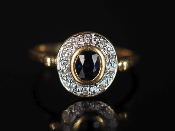 Bague ovale en or jaune 750, ornée en son centre d'un saphir serti clo