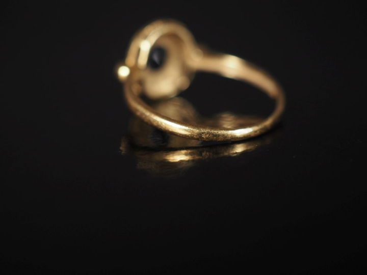 Bague ovale en or jaune 750, ornée en son centre d'un saphir serti clo