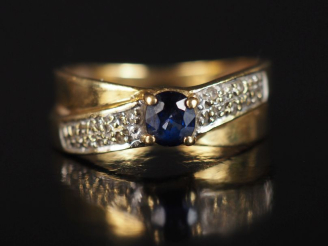 Vente aux enchères Bague double joncs en or jaune 750, sertie en son centre d'un saphir (