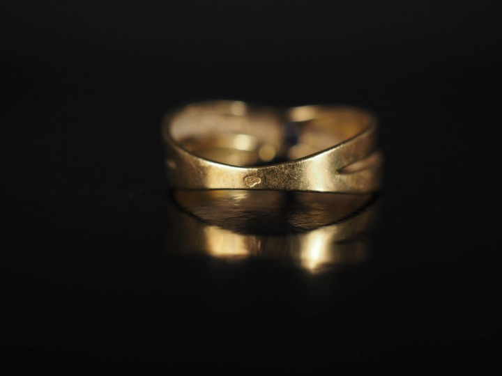 Bague double joncs en or jaune 750, sertie en son centre d'un saphir (