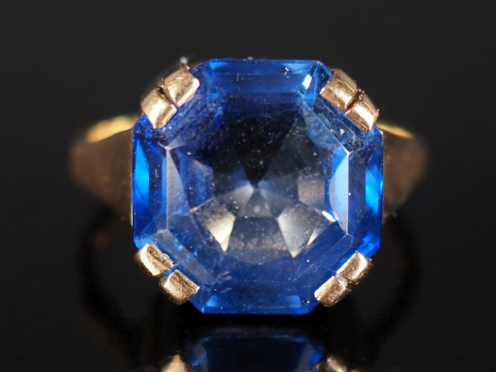 Bague en or jaune 585 sertie en son centre d'une pierre bleue.  TDD. 5