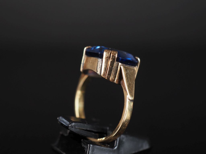 Bague en or jaune 585 sertie en son centre d'une pierre bleue.  TDD. 5