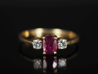 Vente aux enchères Bague pont en or jaune 750, sertie en son centre d'une pierre rose épa