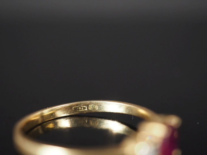 Bague pont en or jaune 750, sertie en son centre d'une pierre rose épa