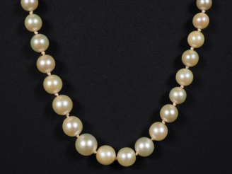 Vente aux enchères Collier de perles blanches disposées en chute.  Joli fermoir en or jau