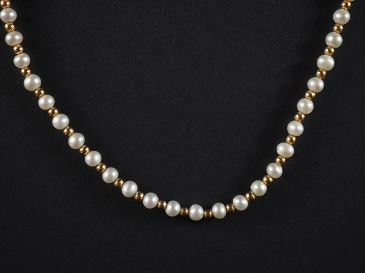 Joli collier de perles blanche et perle en or jaune 570 alternées.  Lo