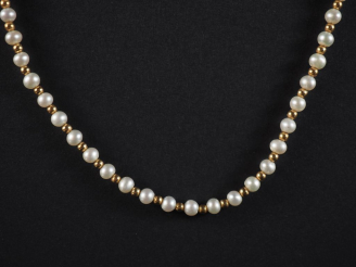 Vente aux enchères Joli collier de perles blanche et perle en or jaune 570 alternées.  Lo