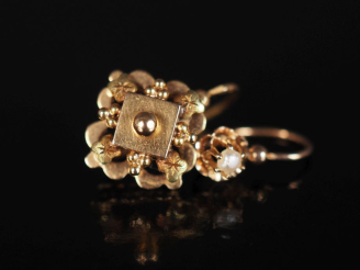 Vente aux enchères Deux différents perces oreilles en or jaune 750, l'un serti d'une demi