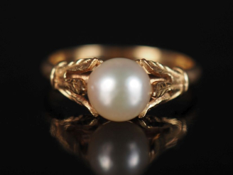 Vente aux enchères Bague en or jaune 750, sertie en son centre d'une perle blanche. Attac