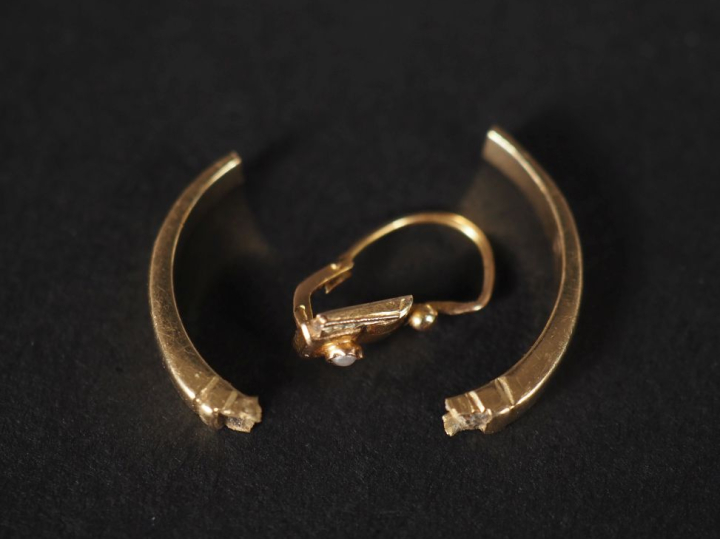 Ensemble comprenant :  - un anneau de bague en or jaune 750.  (cassé) 