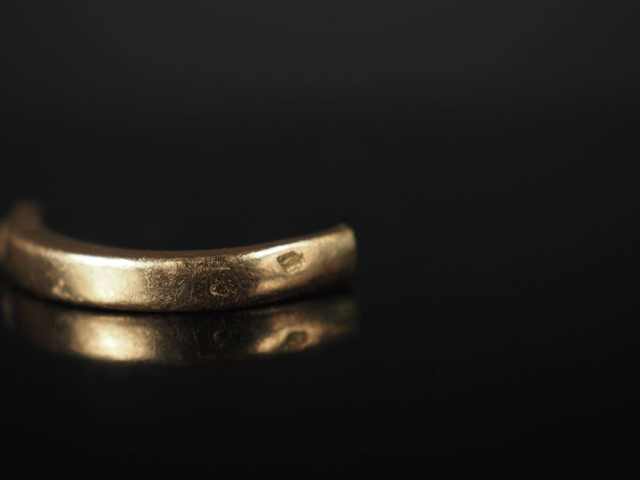 Ensemble comprenant :  - un anneau de bague en or jaune 750.  (cassé) 