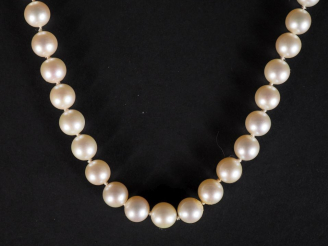 Vente aux enchères Sautoir de perles blanches.  Long. 118 cm environ Poids. 102 g