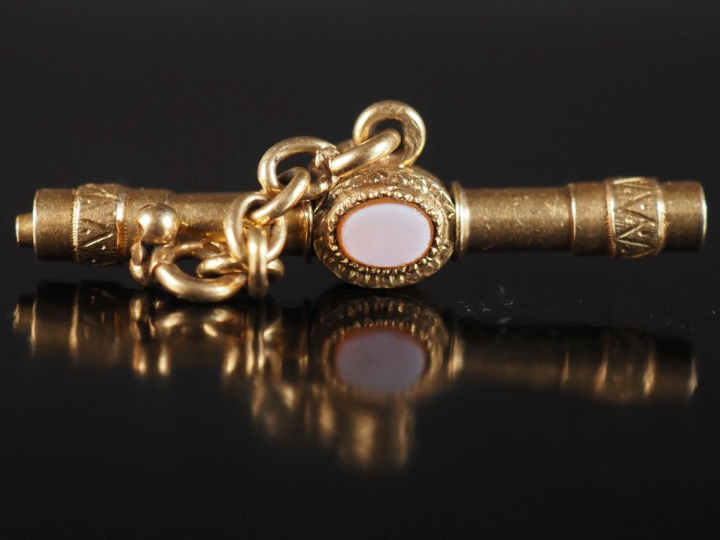 Clé de montre en or jaune 750, sertie de pierres dures.  Long. 3,7 cm 