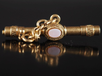 Vente aux enchères Clé de montre en or jaune 750, sertie de pierres dures.  Long. 3,7 cm 