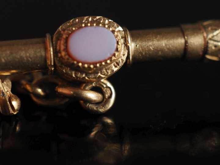 Clé de montre en or jaune 750, sertie de pierres dures.  Long. 3,7 cm 