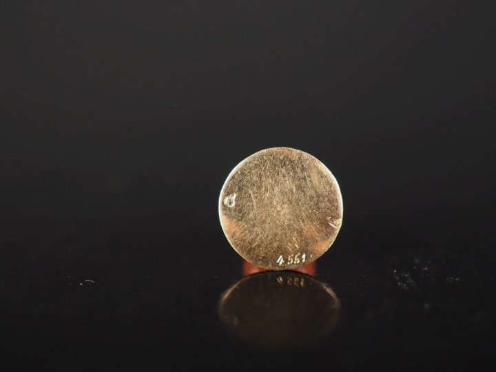 Bouton de col en or jaune 750, serti de corail en cabochon.  Poids tel