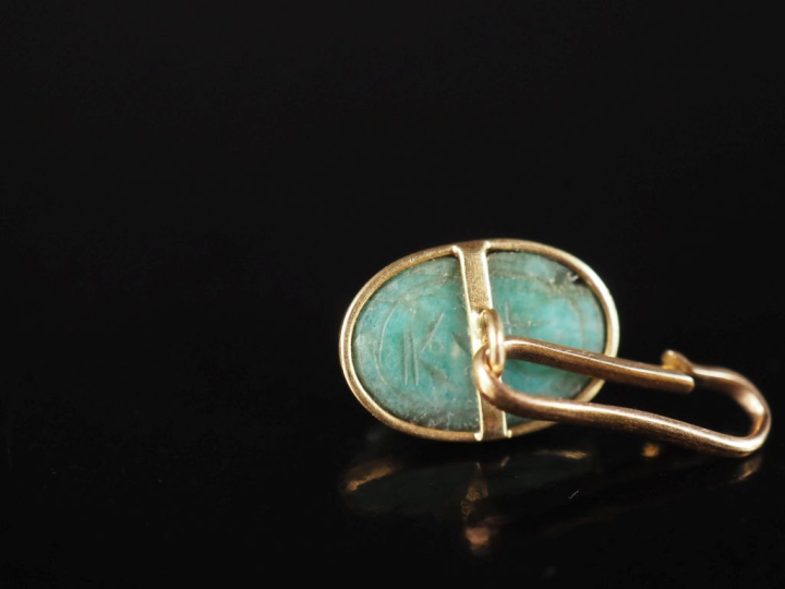 Elément de bouton de manchette en or jaune 750, serti d'un scarabée en