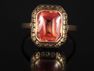 Vente aux enchères Bague en or jaune 585, sertie d'une pierre orangé à pans coupés.  Joli