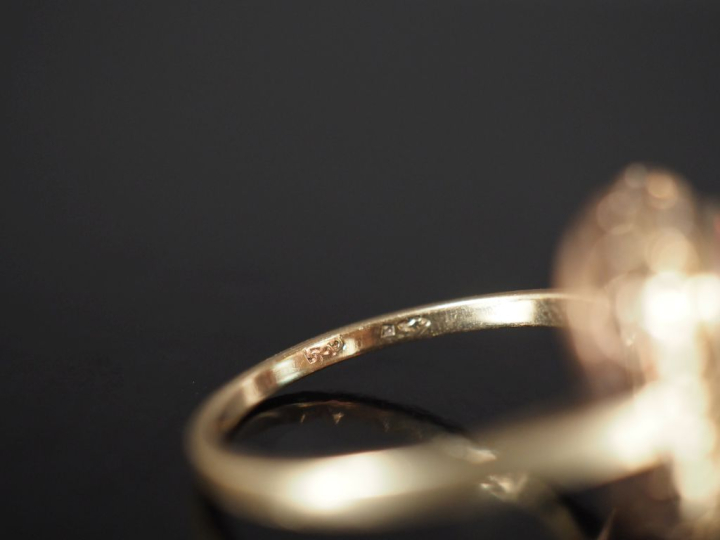 Bague en or jaune 585, sertie d'une pierre orangé à pans coupés.  Joli