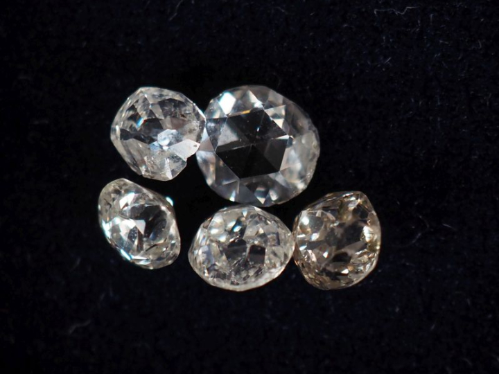 Ensemble comprenant cinq différents diamants sur papier pesant environ