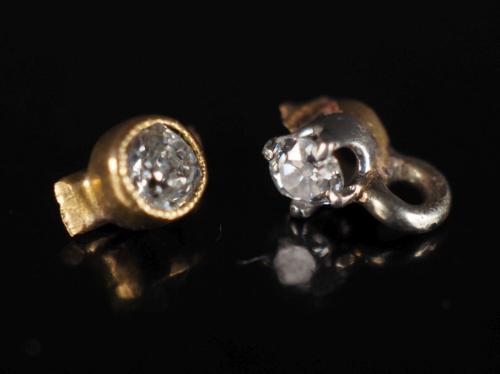 Ensemble comprenant deux diamants pesant environ 0,04 ct chaque.  Sert