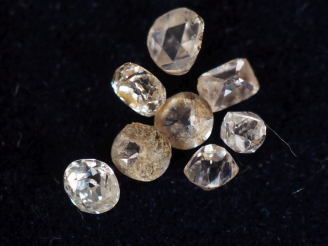 Vente aux enchères Ensemble comprenant six diamants sur papier pesant environ 0,09 ct (x2