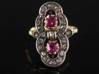 Vente aux enchères Bague de forme marquise en or jaune 750 et argent, sertie de deux pier