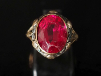 Vente aux enchères Bague en or jaune 585 et argent, sertie en son centre d'une pierre ros