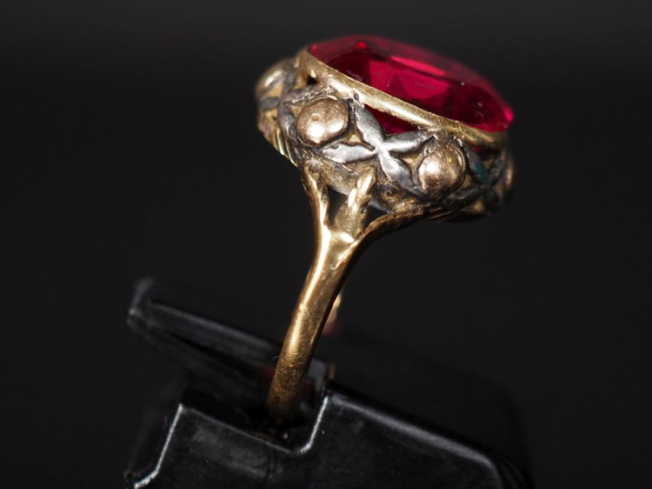 Bague en or jaune 585 et argent, sertie en son centre d'une pierre ros