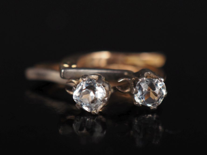 Paire de perces oreilles en or jaune 750 et argent, sertis de pierre à