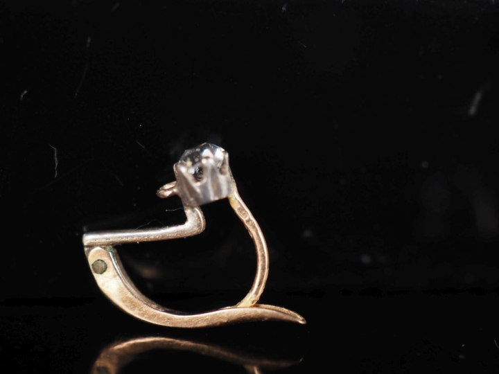 Paire de perces oreilles en or jaune 750 et argent, sertis de pierre à