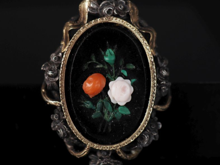 Broche en argent, sertie en son centre de pierres dures polychromes fo