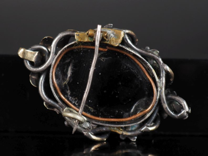 Broche en argent, sertie en son centre de pierres dures polychromes fo