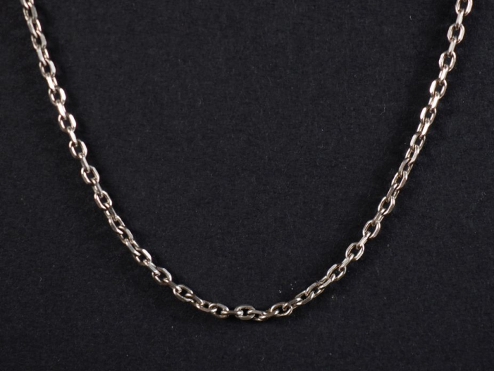 Chaine en argent, maille forçat.  Long. 40 cm Poids. 2,88 g
