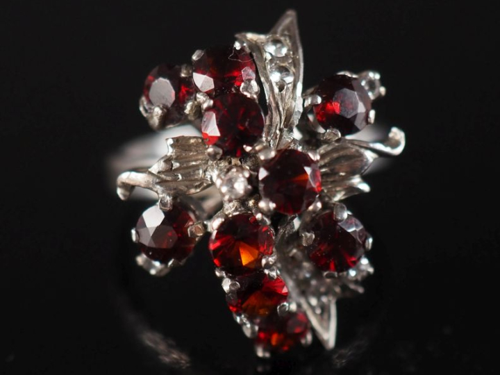Bague à motif floral en argent, sertie de pierres rouges.  TDD. 57 Poi
