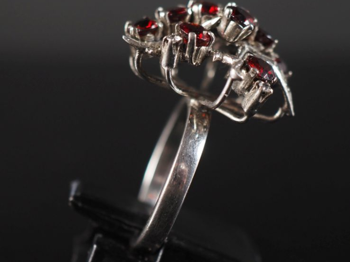 Bague à motif floral en argent, sertie de pierres rouges.  TDD. 57 Poi