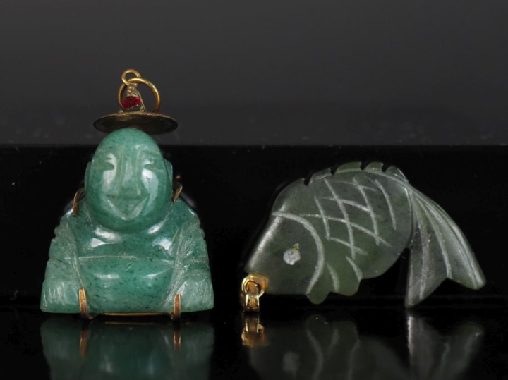 Ensemble comprenant :  - un pendentif en jadéite en forme de poisson. 