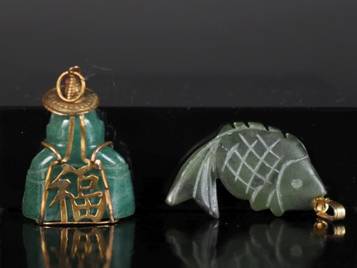 Ensemble comprenant :  - un pendentif en jadéite en forme de poisson. 