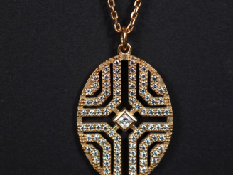 Vente aux enchères Joli collier en plaqué or, maille forçat, agrémenté en son centre d'un