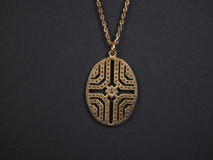 Joli collier en plaqué or, maille forçat, agrémenté en son centre d'un