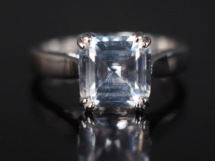 Joli collier en plaqué or, maille forçat, agrémenté en son centre d'un