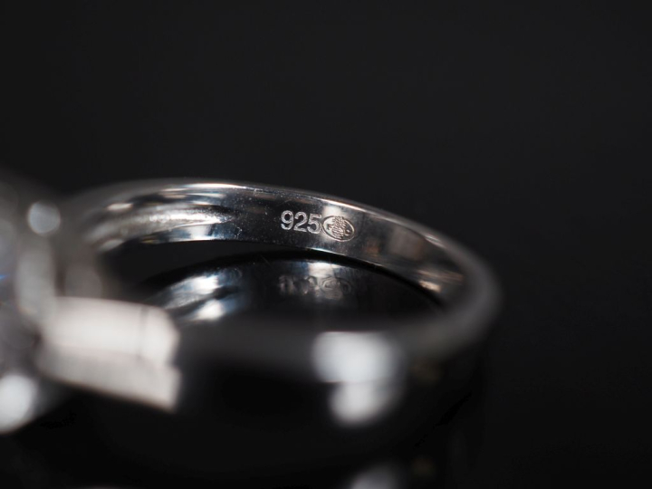 Joli collier en plaqué or, maille forçat, agrémenté en son centre d'un